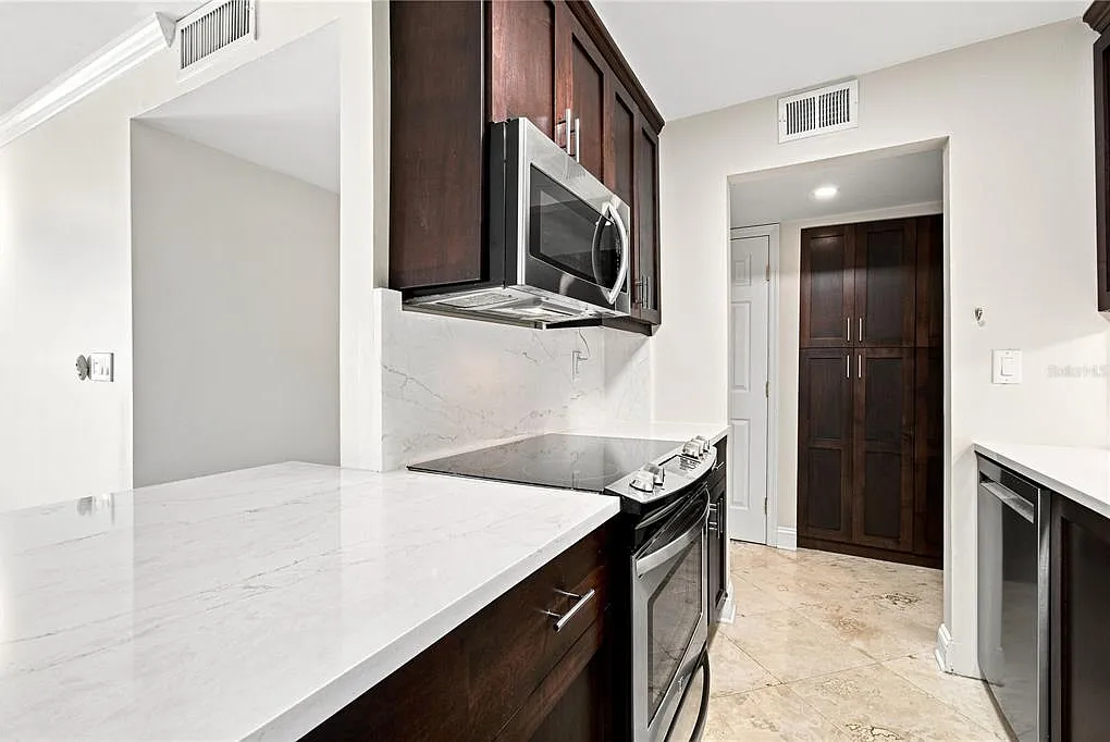 2 bed, 2.0 bath, 936 sqft, $3,000 — Photo 4