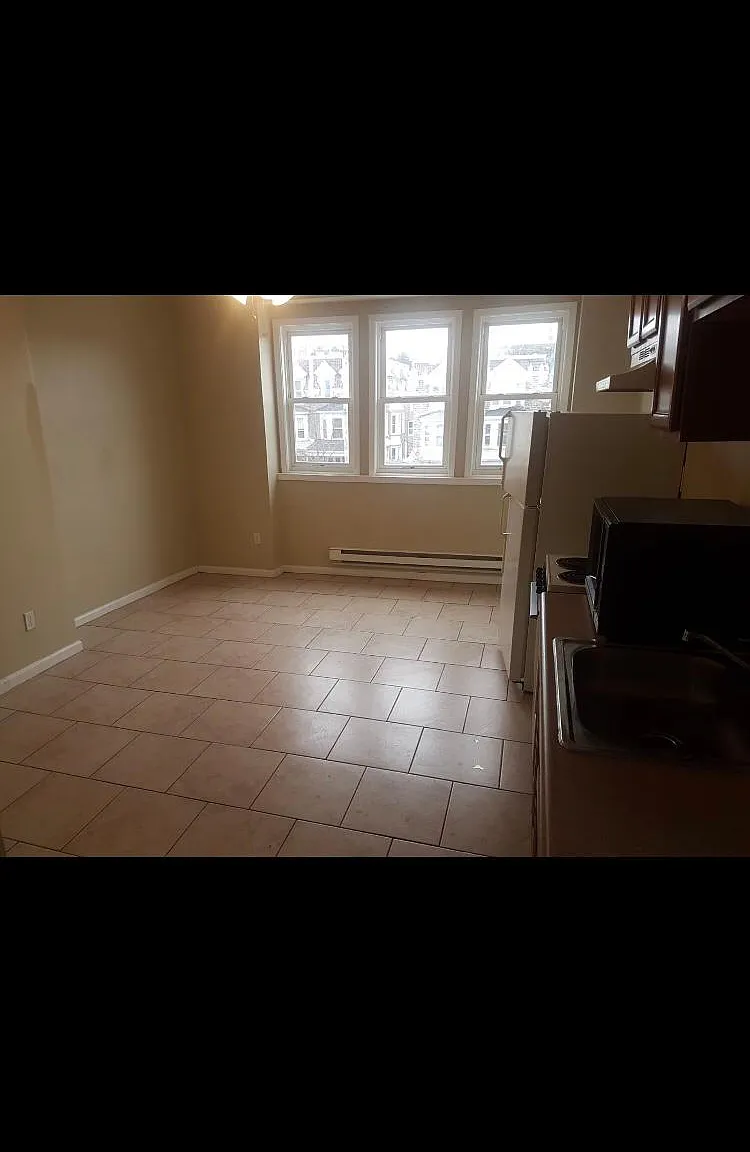 2 bed, 2200 sqft, $1,100 — Photo 4