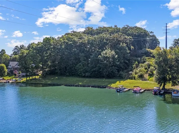 490 E Mohawk Dr, Malvern, OH 44644