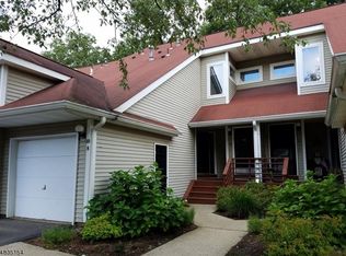 10 Petersburg Ct, Oak Ridge, NJ 07438