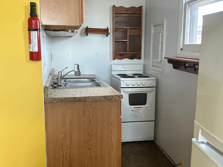 25 W Pomfret St — Photo 3