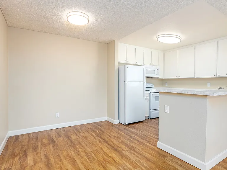 Willow Creek Apartments — Photo 4