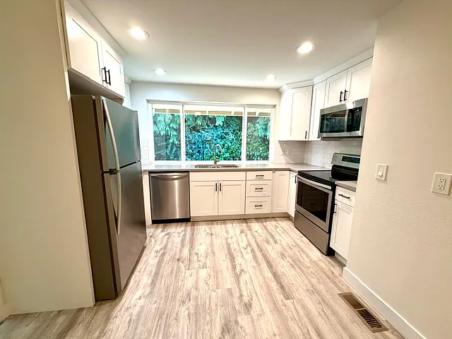 17028 NE 18th St — Photo 8