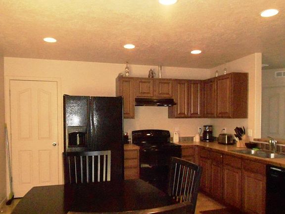 4th image of 320 Bridgeport Ave