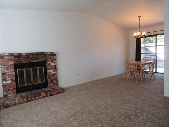 5th image of 920 Stetson St