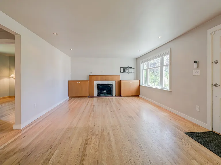 6216 45th Ave NE — Photo 3