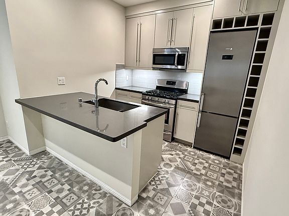5th image of 1330 N Harper Ave #1