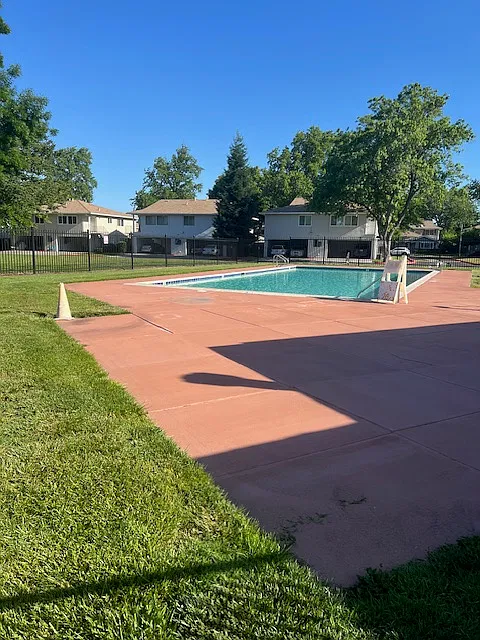 2 bed, 870 sqft, $2,200 — Photo 2