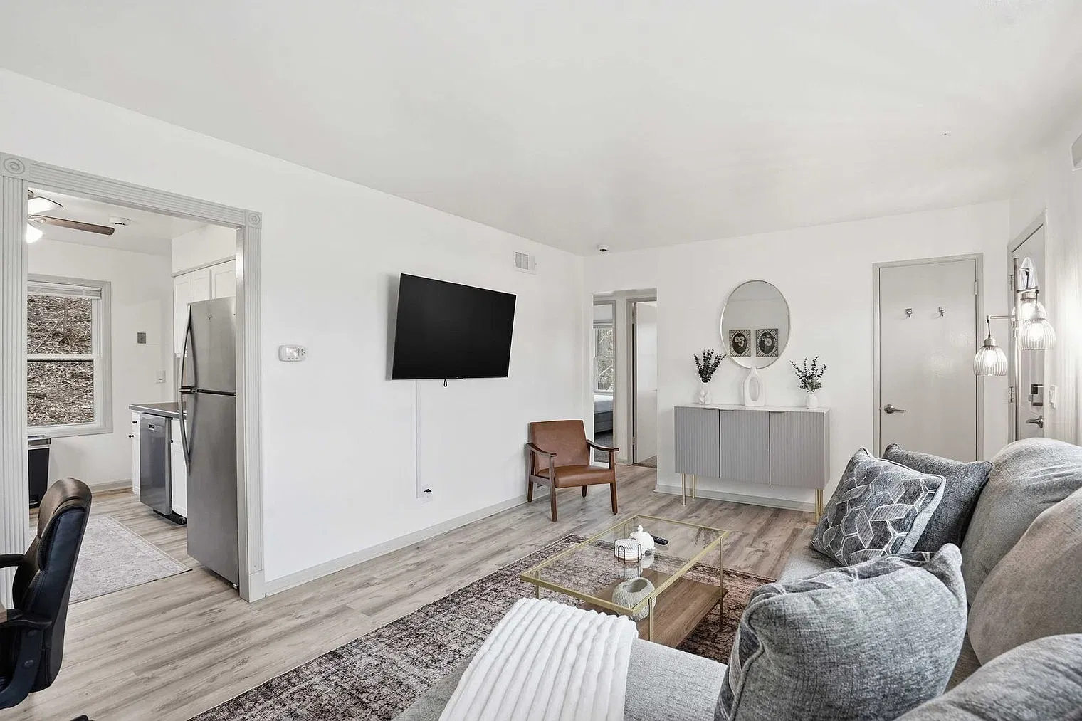 2 bed, 1.0 bath, 764 sqft, $3,159 — Photo 2