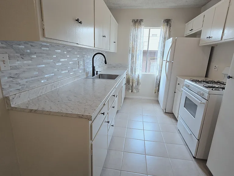 526 S Saint Andrews Pl #28 — Photo 11
