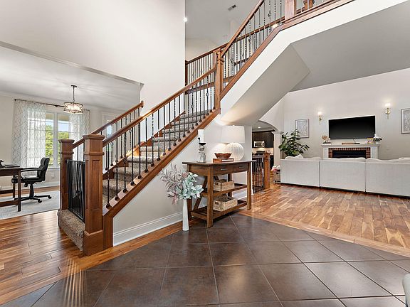 4th image of 1040 Kilarney Rd