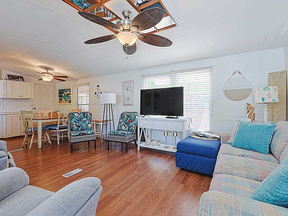 4th image of 11 Spinnaker Ln.