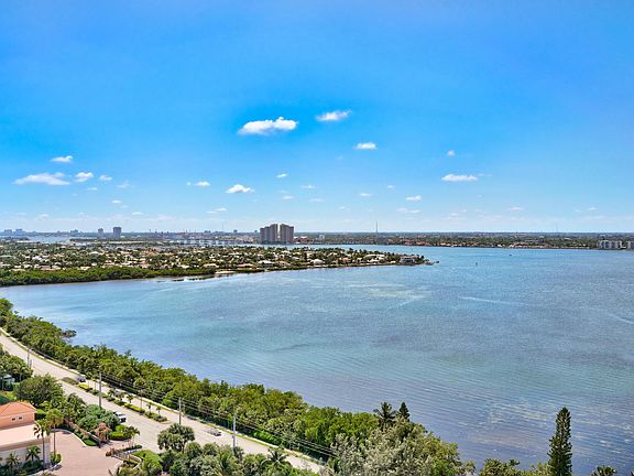 Home For Sale In Corniche