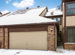 275 Shadowbend Dr, Wheeling, IL 60090