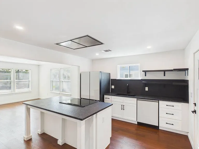 313 Fulton St — Photo 9