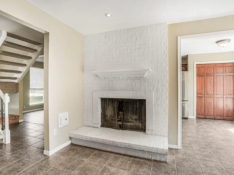 17810 Crestline Rd — Photo 9