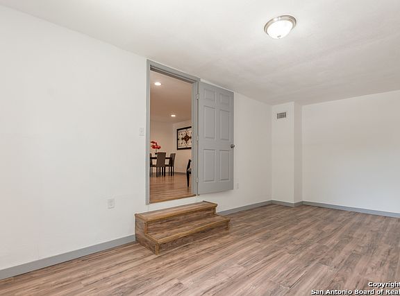 5th image of 919 Glamis Ave