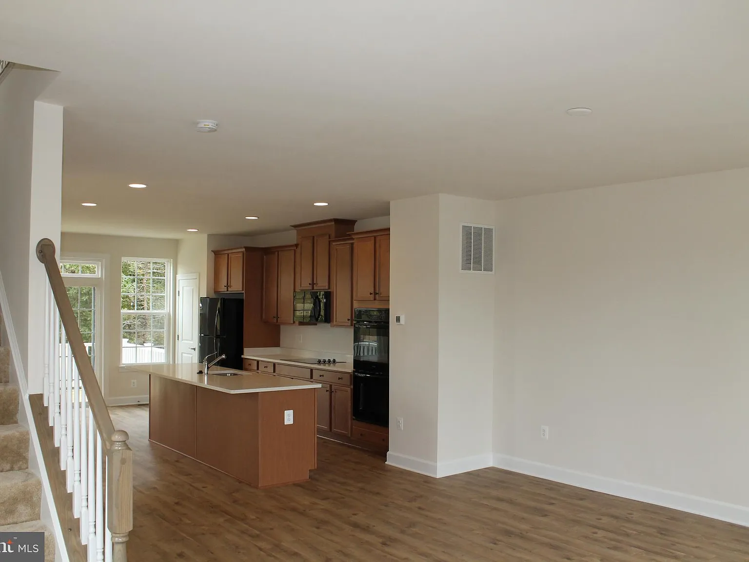 3 bed, 3.5 bath, 2334 sqft, $3,100 — Photo 3