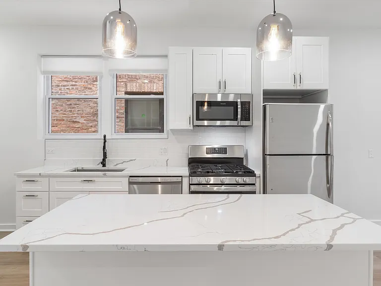 2140 W Crystal St #2R — Photo 1