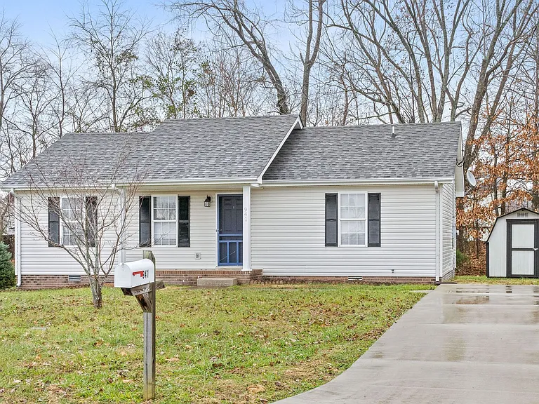 941 Crabapple Ln — Photo 2