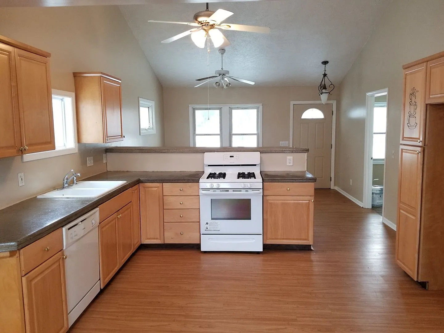 Cute! 2 bedroom single family home in Greece available 10/1 — Photo 2