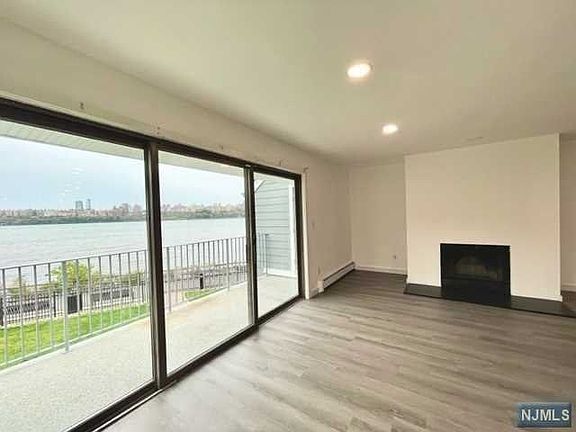 5th image of 17C Riverview Cir #17C