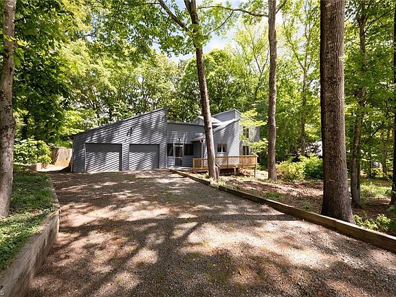 3rd image of 2714 Meadow Oaks Dr