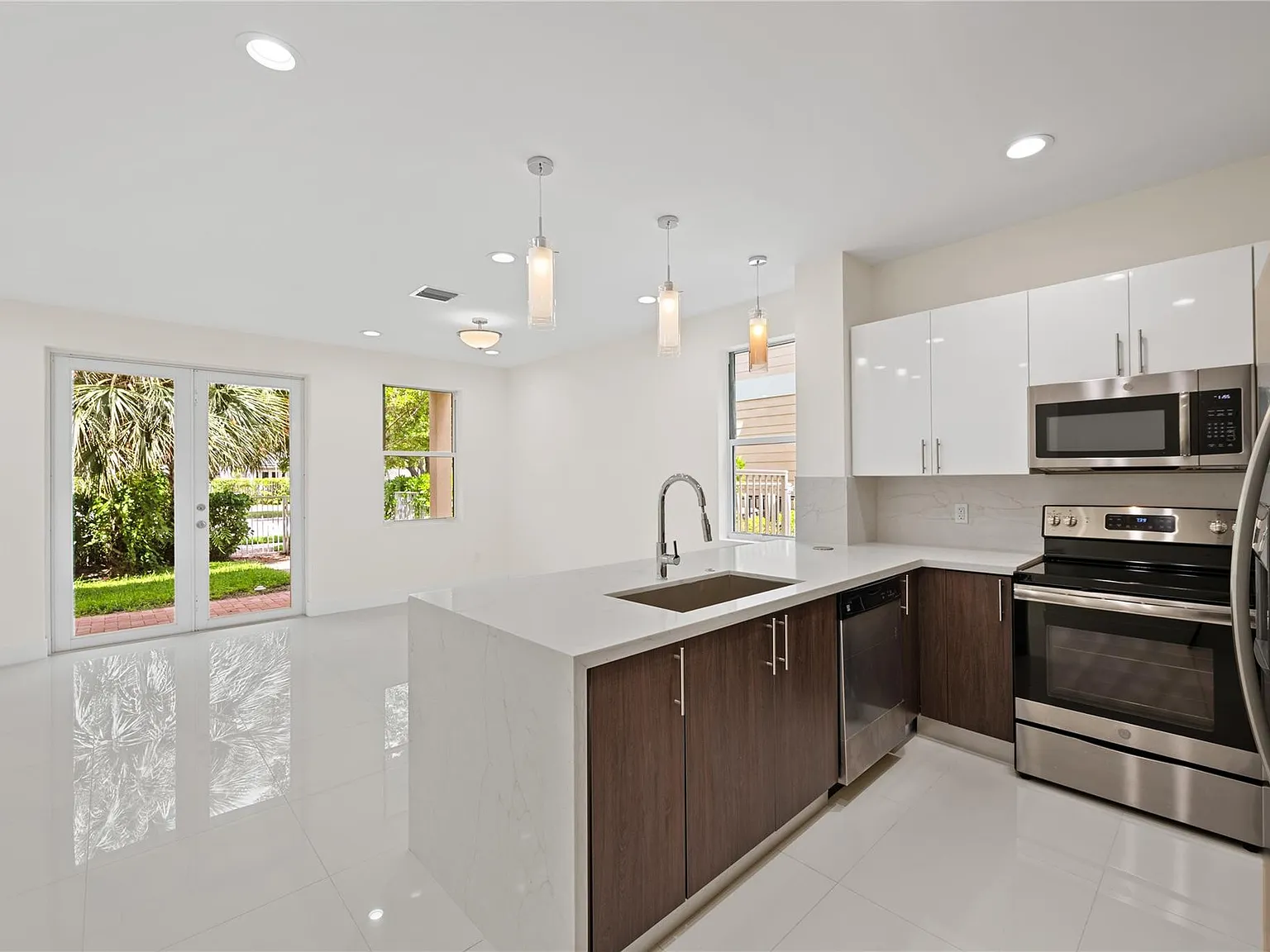 4 bed, 3.5 bath, 2120 sqft, $5,000 — Photo 2