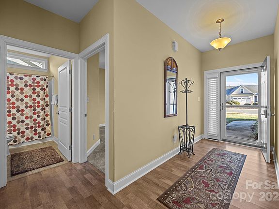 2nd image of 713 Cordova Ct