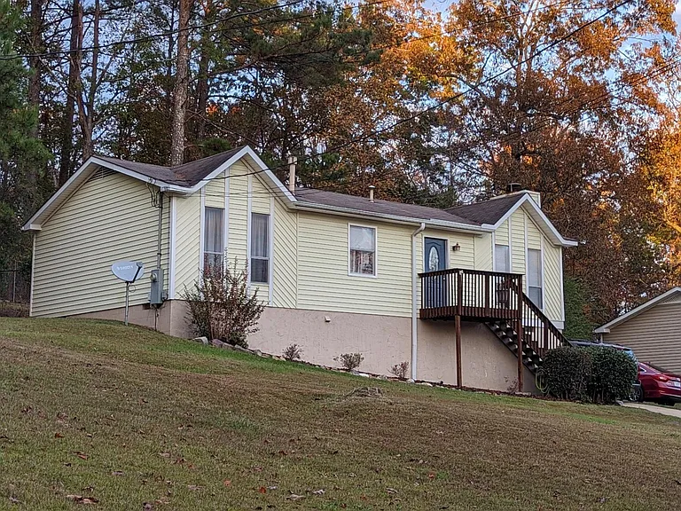 217 Ash Cir — Photo 1