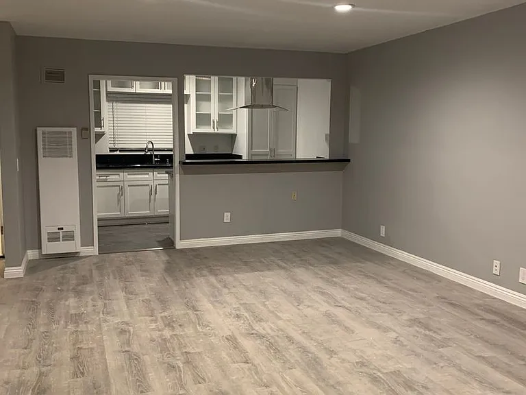 1105 S Barrington Ave — Photo 9