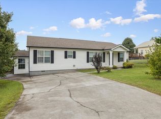 1306 Elm Village Ct, Dandridge, TN 37725