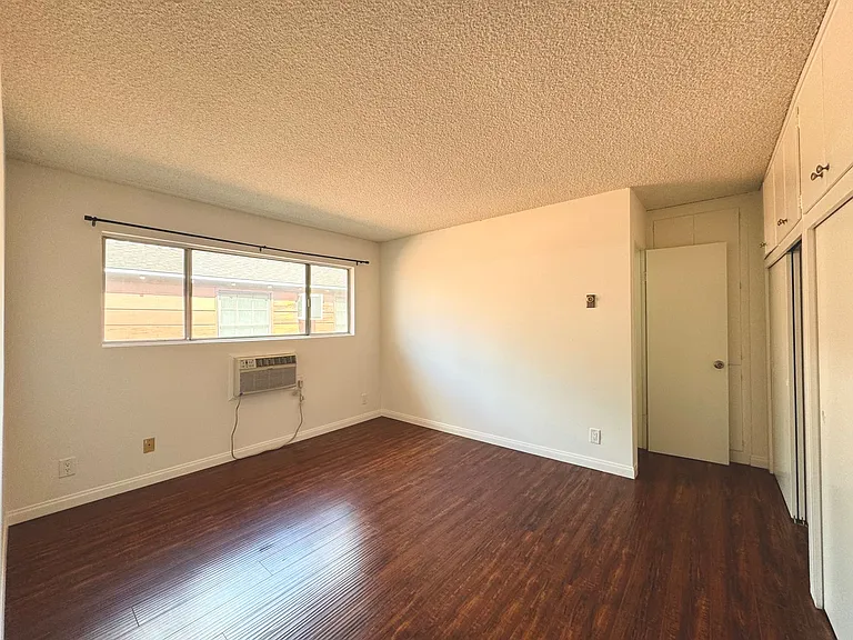 2106 S Bentley Ave — Photo 17
