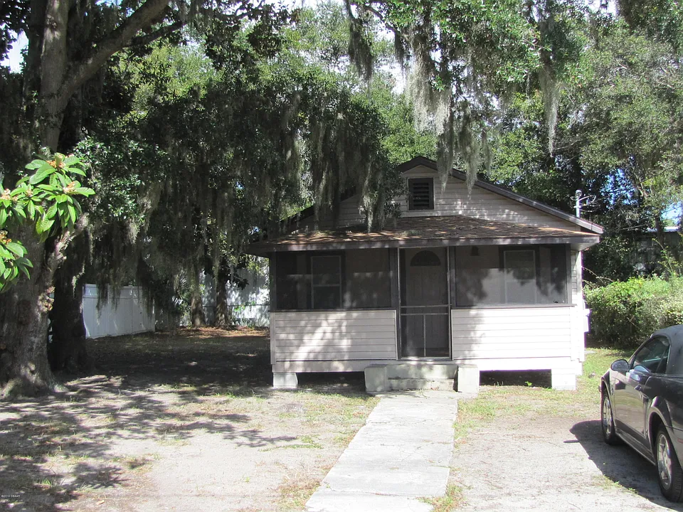 215 Dix Ave