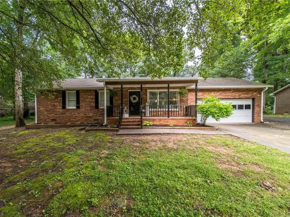 5817 Poppy Seed Dr, Belews Creek, NC 27009