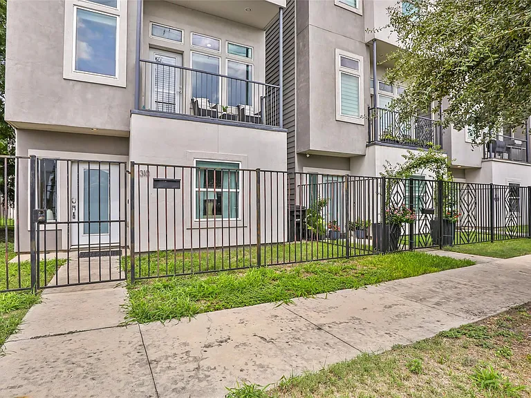 1310 Roberts St — Photo 2