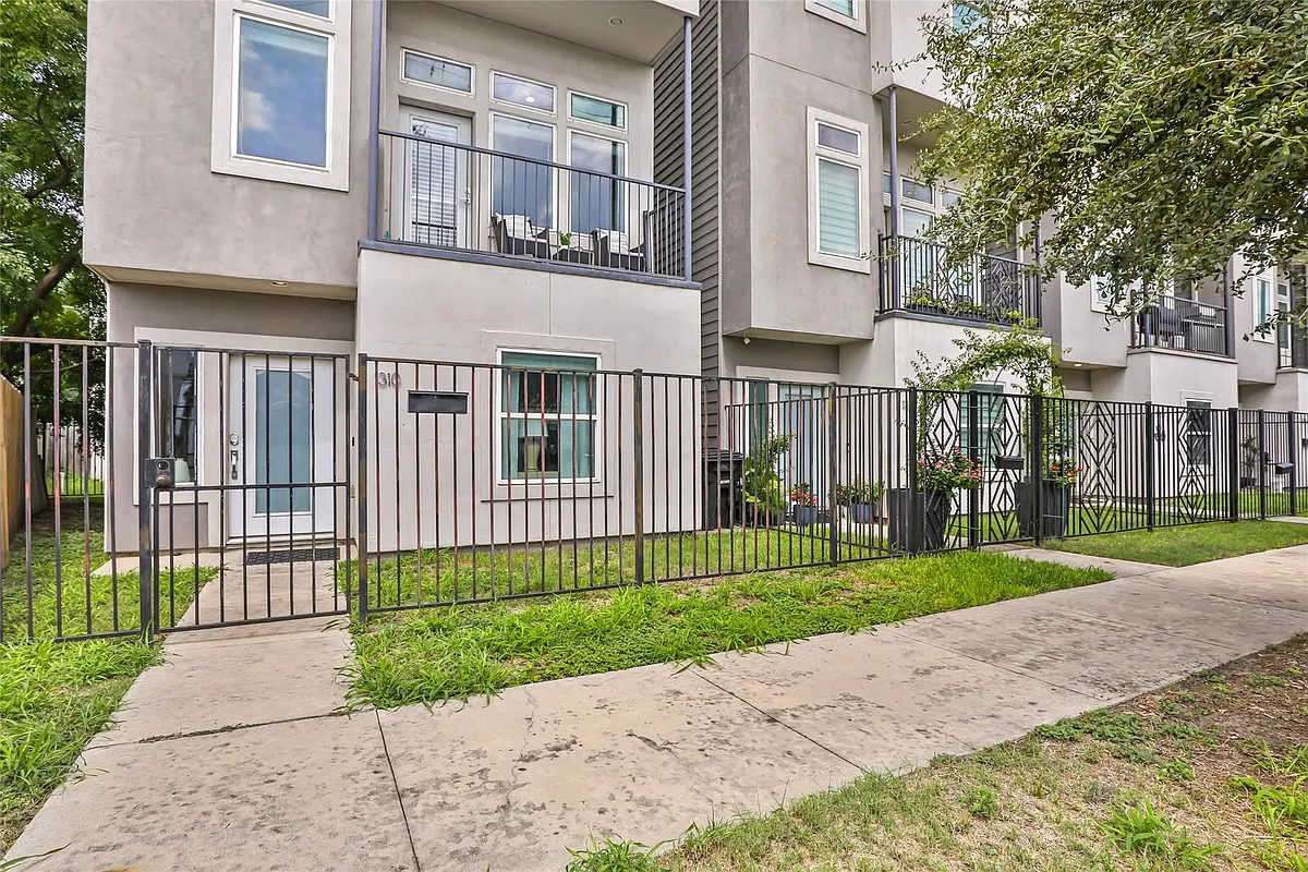 Building Photo - 1310 Roberts St