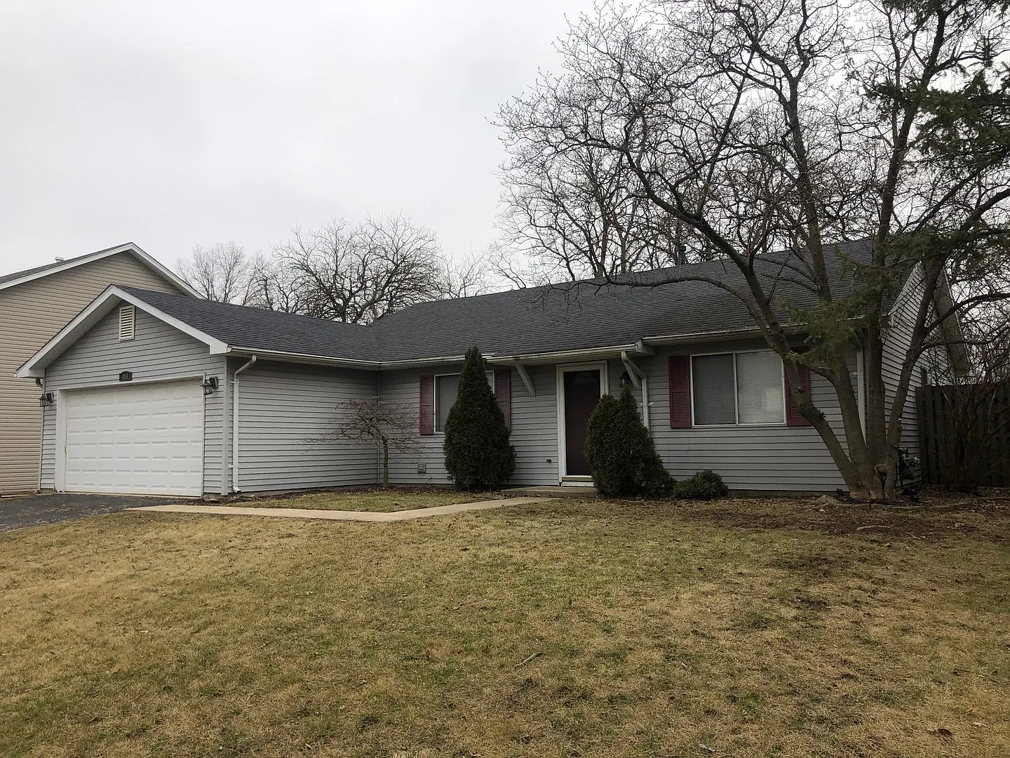 Freshly Painted 3 bedroom House in Bolingbrook! — Photo 1
