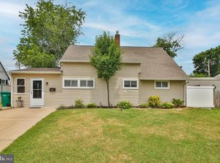 10 Ailanthus Ln, Levittown, PA 19055