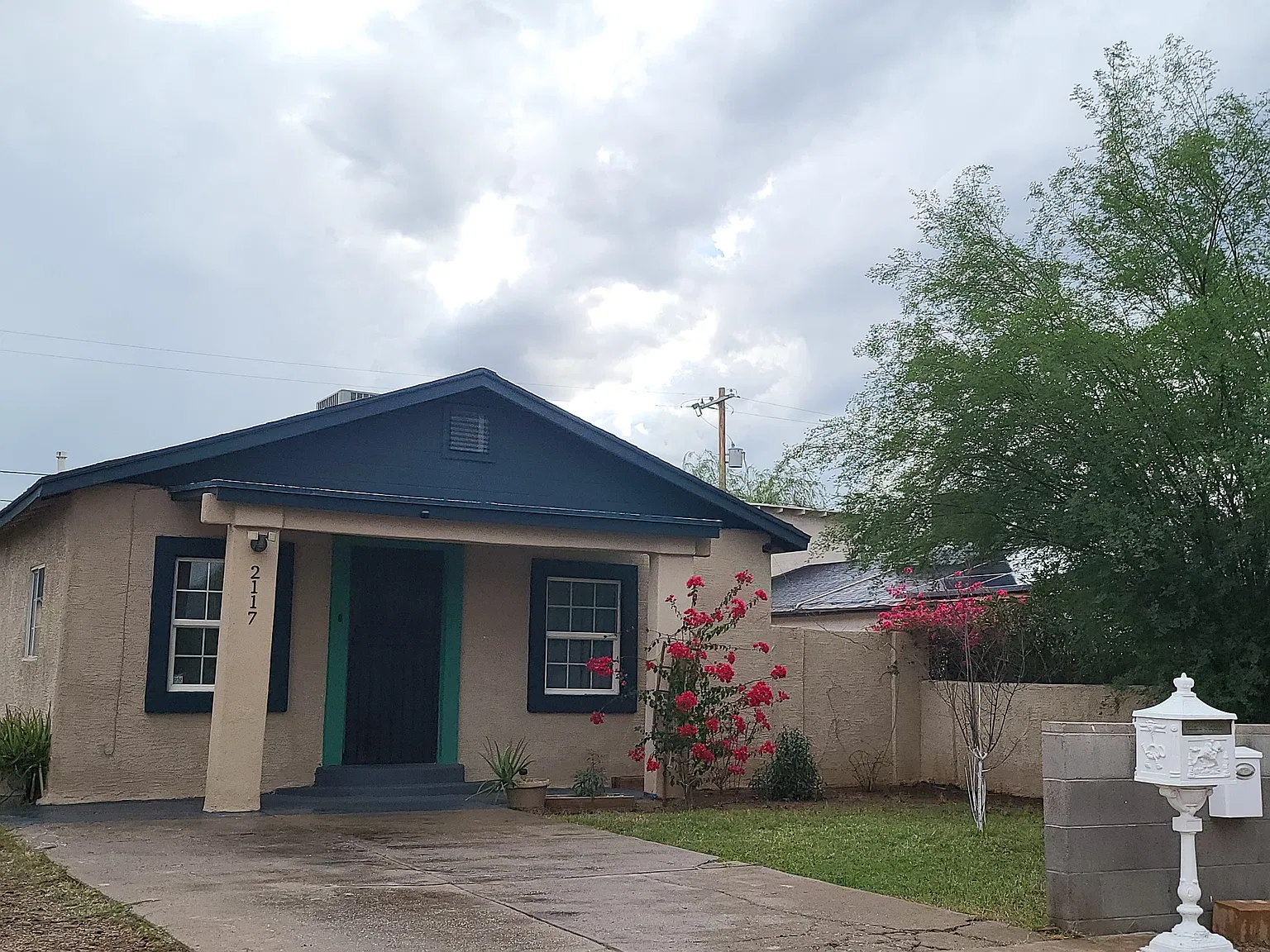 2117 W Hadley St — Photo 4