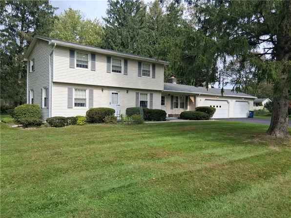 9 Hallmark Rd, Rochester, NY 14625