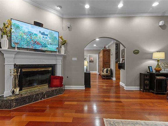 3rd image of 3409 Oakridge Ln