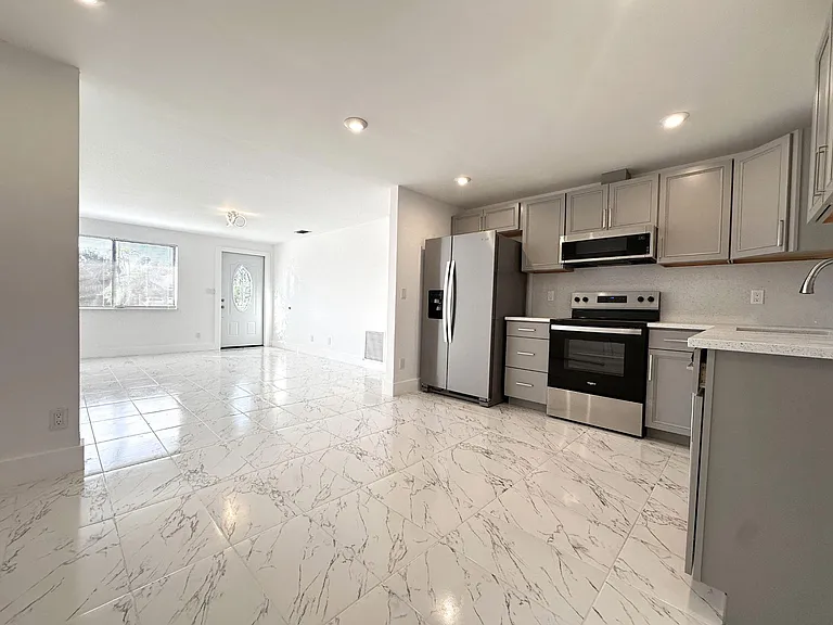 1049 Grandview Cir — Photo 19