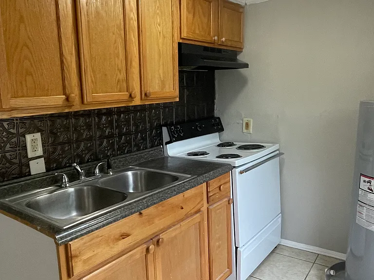 1612 Carpenter St — Photo 4