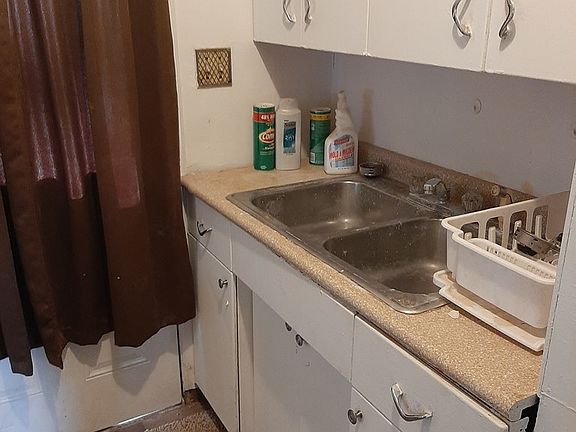 2nd image of 833 Russ St