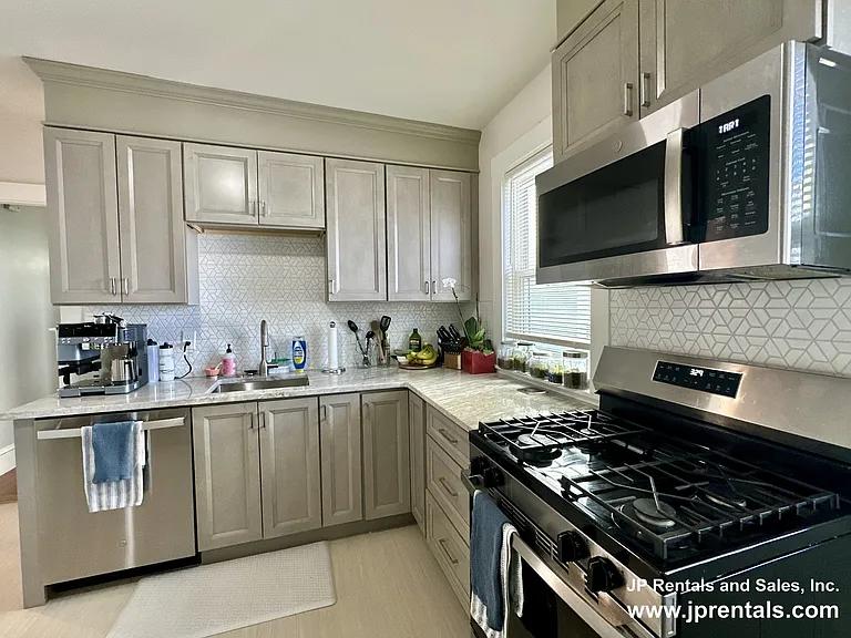 369 Centre St #2 — Photo 3