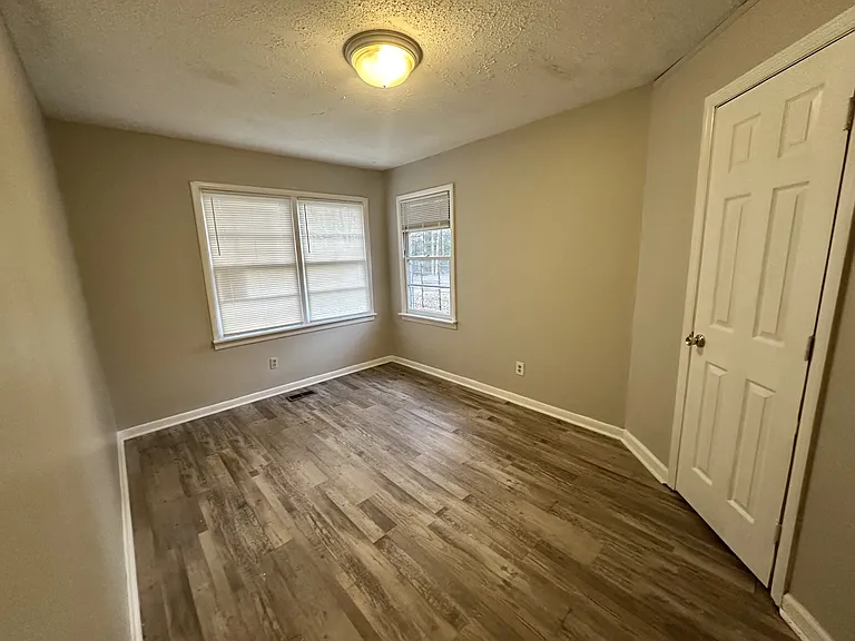 1045 Waverly St — Photo 4