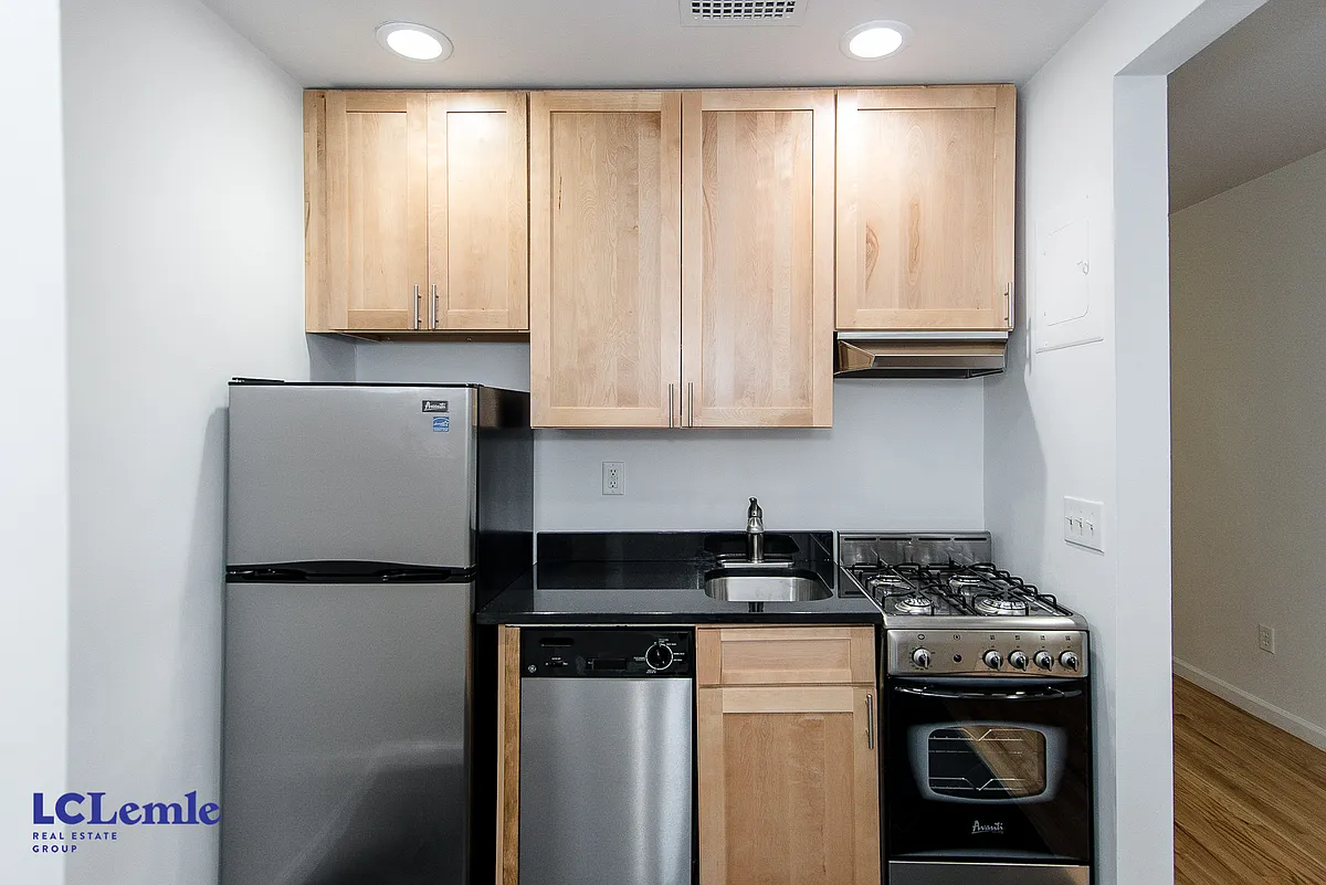 Building Photo - 204 E 84th St #4RE