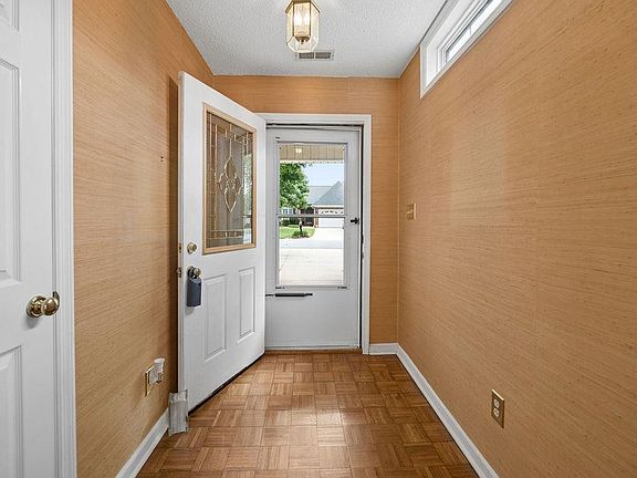 4th image of 32 Arbours West Ln
