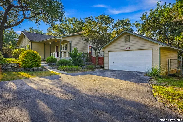 3 bed, 2.0 bath, 1438 sqft, $2,350 — Photo 2